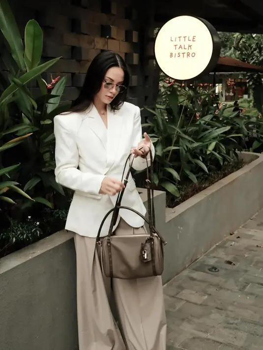 Alyssa Daguise kenakan tas LV Express PM seharga Rp78jutaan sebagai shoulder bag dan sling bag [@alyssadaguise]