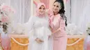 Tak ketinggalan, ibu kandung Aurel, Krisdayanti yang tampil cantik berbalut dress warna pink dengan aksen pita di salah satu sisi bahu. Untuk alas kakinya, penyanyi sekaligus anggota DPR ini memilih sepatu sparkling warna silver. (Instagram/aurelie.hermansyah).