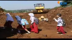 Keterbatasan akses ke sekolah membuat siswa SD di Bogor harus menyeberasi proyekl Jalan Tol Bogor Ciawi Sukabumi atau Bocimi.