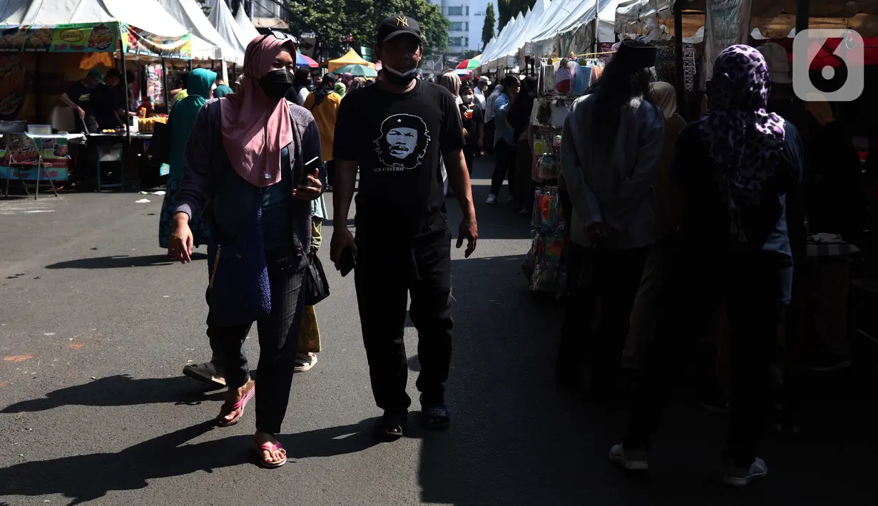Pengunjung memadati Lebaran Tenabang 2022 di kawasan Tanah Abang, Jakarta, Sabtu (4/6/2022). Kegiatan yang menampilkan berbagai kesenian Betawi, makanan tradisional, perlombaan, dan bazar UMKM itu mengangkat tema KolaborAksi. (Liputan6.com/Angga Yuniar)