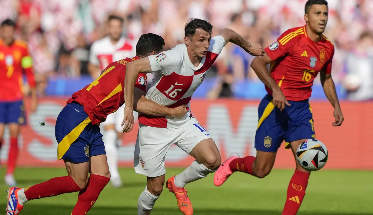 Bek Timnas Spanyol, Nacho (kiri) berusaha menahan laju striker Timnas Kroasia, Ante Budimir pada laga Grup B Euro 2024 di Olympiastadion, Berlin, Jeman, Sabtu (15/6/2024). (AP Photo/Ebrahim Noroozi)