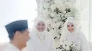 Potongan lengan panjang dengan detail renda menambah sentuhan romantis dan feminin, sementara cape berbahan tulle transparan memberikan kesan dramatis yang tetap berkelas. [@yxsmine.ow].