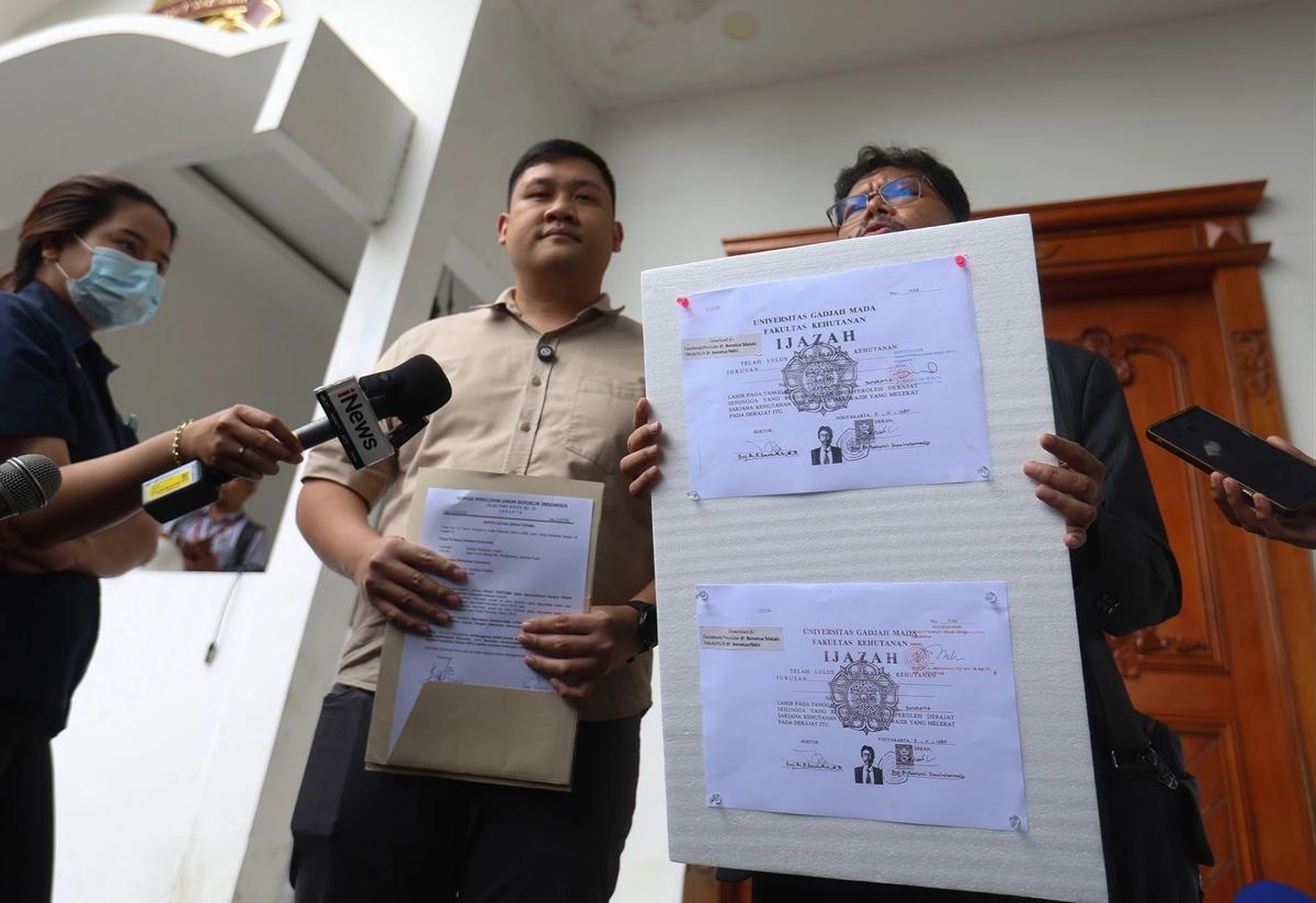 FOTO: Bonatua Silalahi Tunjukkan Salinan Ijazah Joko Widodo Tanpa Sensor di KPU RI