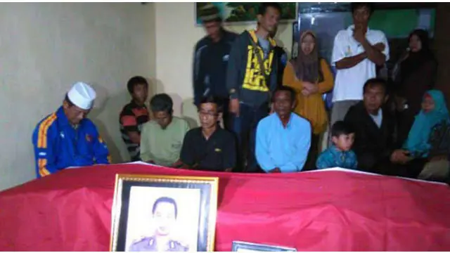 Isak tangis dari keluarga dan sanak saudara menyambut kedatangan jenazah Bripka Taufik, sejak kedatangan jenazah  yang memasuki gang sempit menuju rumah duka.