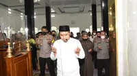 Salat Ghaib di Masjid Polda Sulteng sebagai bentuk berkabung atas tragedi di Stadion Kanjuruhan Malang. Ibadah itu akan digelar selama 7 hari. (Foto: Polda Sulteng).