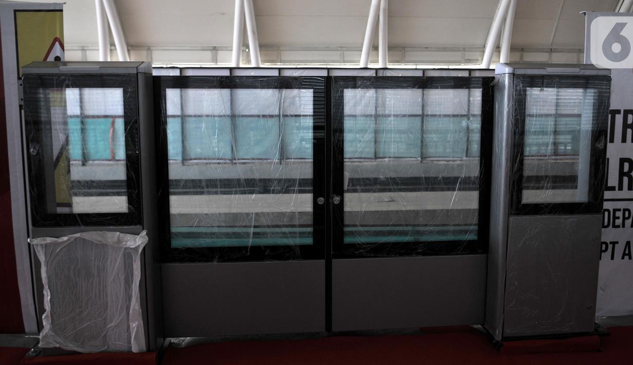 Kondisi pintu di Stasiun LRT Cibubur, Harjamukti, Depok, Minggu (13/10/2019). Progres pembangunan Stasiun LRT Cibubur baru mencapai 60 persen dan ditargetkan rampung serta diuji coba pada November 2019. (merdeka.com/Iqbal S. Nugroho)