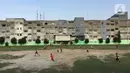 Warga berlatih sepak bola di Stadion Voetbalbond Indonesia Jacatra (VIJ), Petojo, Jakarta, Rabu (18/12/2019). Stadion ini juga dialihfungsikan diantaranya sebagai tempat acara musik dan pesta pernikahan yang keuntungannya dijadikan biaya perawatan. (Liputan6.com/Immanuel Antonius)