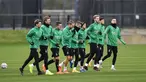 Para pemain Borussia Moenchengladbach melakukan pemanasan saat mengikuti latihan tim di Borussia-Park, Jerman (26/10/2020). Borussia Moenchengladbach akan bertanding melawan Real Madrid pada grup B Liga Champions. (AP Photo/Martin Meissner)