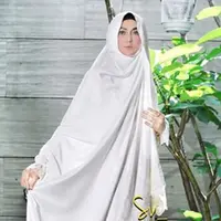 Siapa yang menyangka jika dulunya Sarah Vi kerap tampil dengan pakaian yang seksi kini ia memutuskan untuk berhijab. (via Instagram.com)