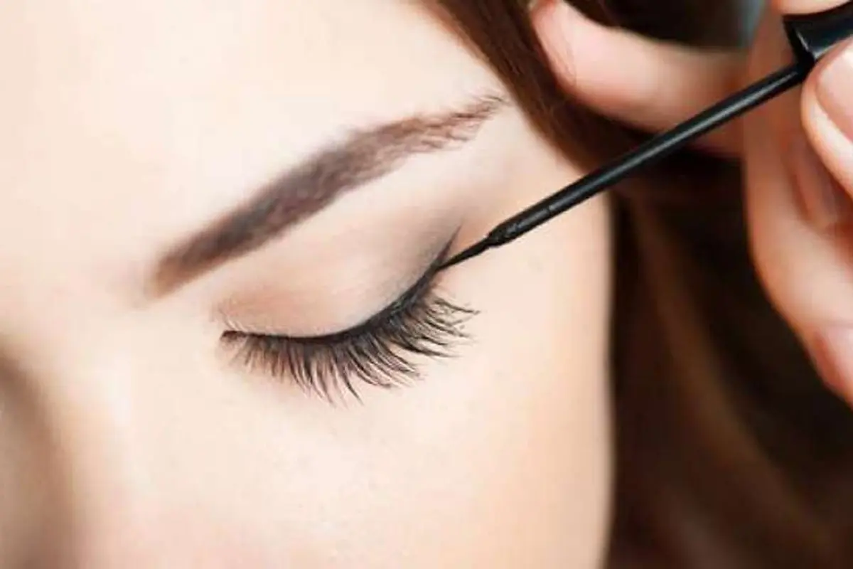 Menarik! Lagi Tren Memakai Eyeliner dengan Lem Perekat
