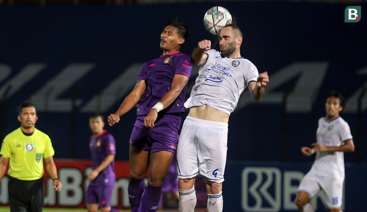 Pada akhirnya tak ada lagi gol yang tercipta sampai waktu tambahan selama tiga menit habis. Persik Kediri pun ditumbangkan oleh Arema FC dengan skor 2-3. (Bola.com/Bagaskara Lazuardi)