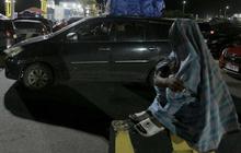 FOTO: Wajah Lelah Pemudik Mengantre Panjang di Pelabuhan Merak Banten