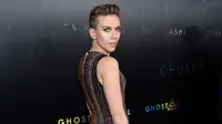  Aktris Scarlett Johansson menghadiri pemutaran perdana "Ghost in the Shell" di AMC Loews Lincoln Square, New York, AS (29/3). Film ini disutradarai oleh Rupert Sanders dan penulis skenario Jonathan Herman dan Jamie Moss. (Evan Agostini/Invision/AP)