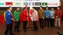 Sekjen PDIP Hasto Kristianto (merah) bersalaman dengan utusan PM Jepang Shinzo Abe di Kantor DPP PDIP, Jakarta, Kamis (18/1). Seluruh utusan PM Jepang mengenakan baju batik dalam pertemuan ini. (Liputan6.com/Angga Yuniar)