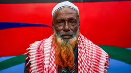 Dalam gambar yang diambil pada 24 Desember 2018, seorang pria bernama Montajur Rahman berpose dengan janggut oranye di Dhaka. Penampilan mereka ini didorong juga dengan kepercayaan terhadap tulisan-tulisan agama yang mengatakan bahwa Nabi Muhammad mengecat rambutnya. (MUNIR UZ ZAMAN / AFP)