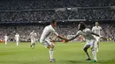 Gaya unik Cristiano Ronaldo dan Marcelo saat merayakan gol ke gawang Bayern Munchen pada leg kedua perempatfinal Liga Champions di Santiago Bernabeu stadium, Madrid, (18/4/2017). Ronaldo cetak tiga gol. (AP/Daniel Ochoa de Olza)