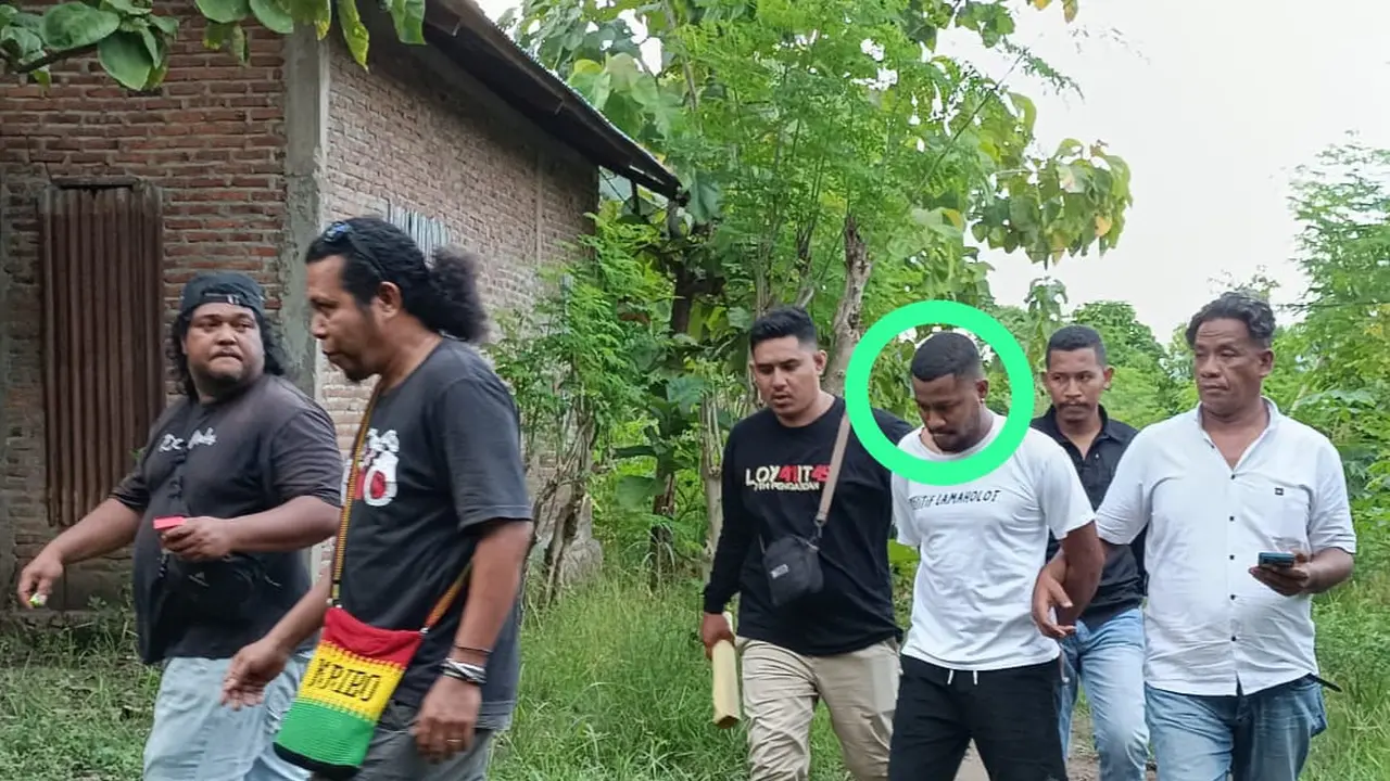 AO, pelaku penipuan saat diamankan Tim Buser Polres Flores Timur (Liputan6.com/Ola Keda)