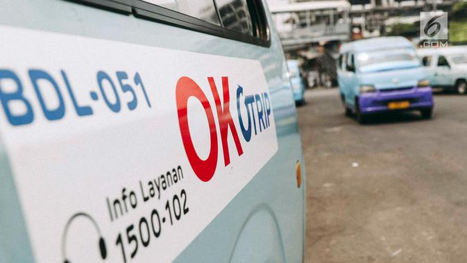 Angkot OK Otrip berada di Terminal Kampung Melayu, Jakarta, Selasa (16/10). Menurut Djoko Setijowarno program OK OTrip gagal karena masih jauh dari harapan serta banyak target yang belum tercapai. (Liputan6.com/Immanuel Antonius)