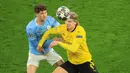 Striker Borussia Dortmund, Erling Haaland (kanan) mengontrol bola dibayangi bek Manchester City, John Stones dalam laga leg kedua perempatfinal Liga Champions 2020/2021 di Signal Iduna Park, Dortmund, Rabu (14/4/2021). Dortmund kalah 1-2 dari Manchester City. (AFP/Wolfgang Rattay/Pool)