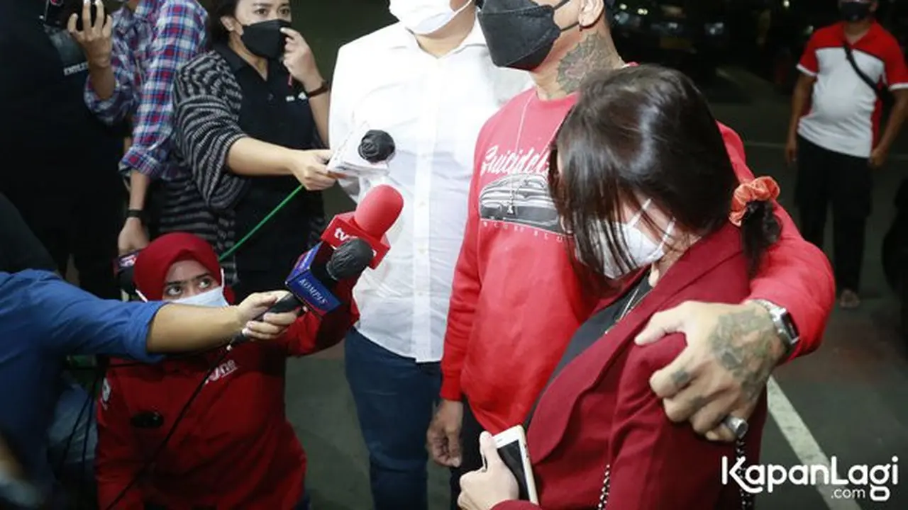 Potret Nora Alexandra Dampingi Jerinx Penuhi Panggilan Polda Metro. (Sumber: Kapanlagi.com)