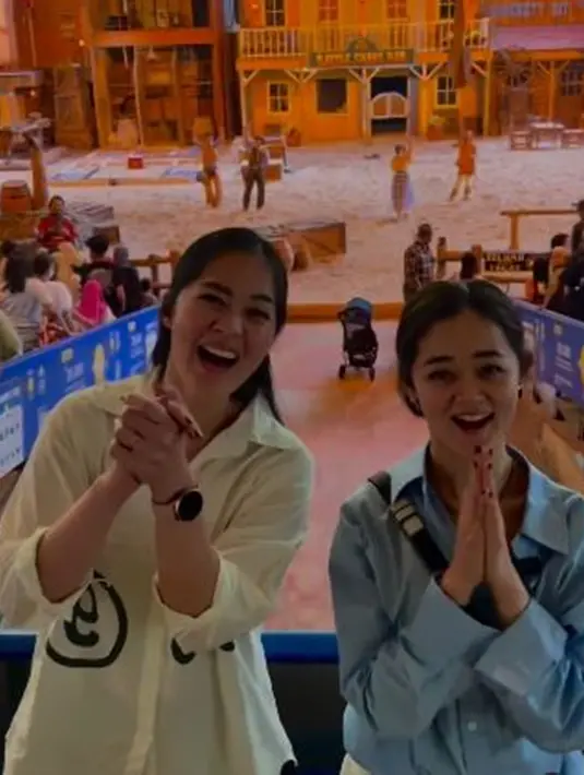 Dikenal sister goals dari kecil, Gracia Indri dan Gisela Cindy bernostalgia masa kecil dengan pergi ke Sea World dan Taman Safari. Momen tersebut membuat keduanya mengingat kenangan masa kecil, di mana mereka kerap pergi ke sana saat liburan sekolah. (Liputan6.com/IG/@graciaz14)