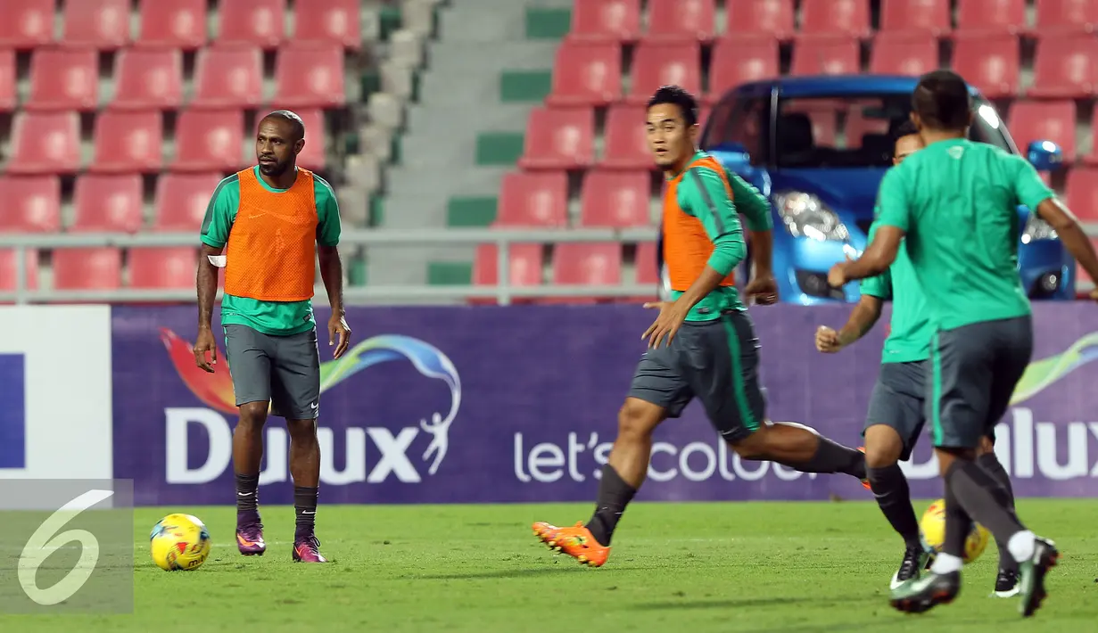 Penyerang Timnas Indonesia, Boaz Salossa (kiri) saat latihan jelang final kedua Piala AFF 2016 di Rajamangala Stadium, Bangkok, Thailand, Jumat (16/12). Indonesia akan melakoni laga tandang lawan Thailand. (Liputan6.com/Helmi Fithriansyah)