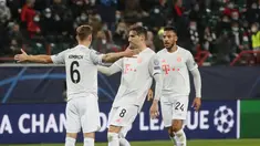 Bek Bayern Munchen, Joshua Kimmich (kiri) berselebrasi dengan rekan-rekannya usai mencetak gol ke gawang Lokomotiv Moscow pada pertandingan grup A Liga Champions di Moskow, Rusia, Selasa (27/10/2020). Munchen menang tipis 2-1 atas Lokomotiv Moscow. (Maxim Shipenkov/Pool via AP)
