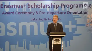 Duta Besar Uni Eropa untuk Indonesia, Vincent Guérend memberikan sambutan pada acara penerima beasiswa Erasmus+ untuk 240 mahasiswa dan dosen Indonesia di Jakarta, Sabtu (14/7). Penerima beasiswa akan menempuh studi di perguruan tinggi.(Liputan6.com)