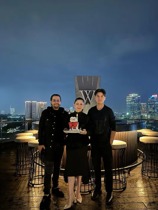 Tidak hanya menggelar sederhana di rumah, Cut Keke memilih private dinner bersama keluarga. [Instagram/cutkeke_xavier]
