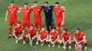 Para pemain Timnas Wales melakukan formasi acak saat sesi foto bersama sebelum pertandingan melawan Swiss pada laga Piala Eropa di Stadion Baku Olympic (12/6/2021). Timnas