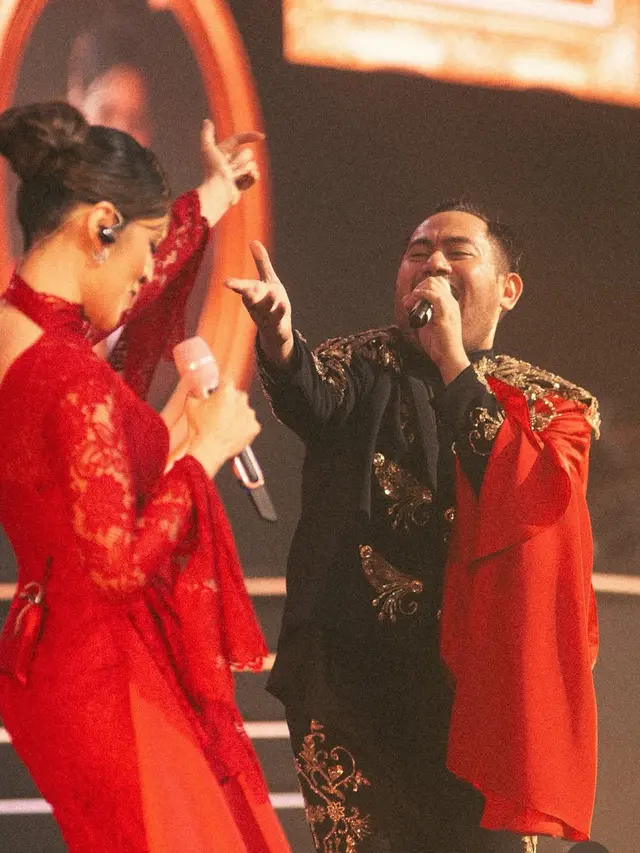 Raisa dan King Nassar saat manggung bersama pakai baju bernuansa merah. [@raisa6690]