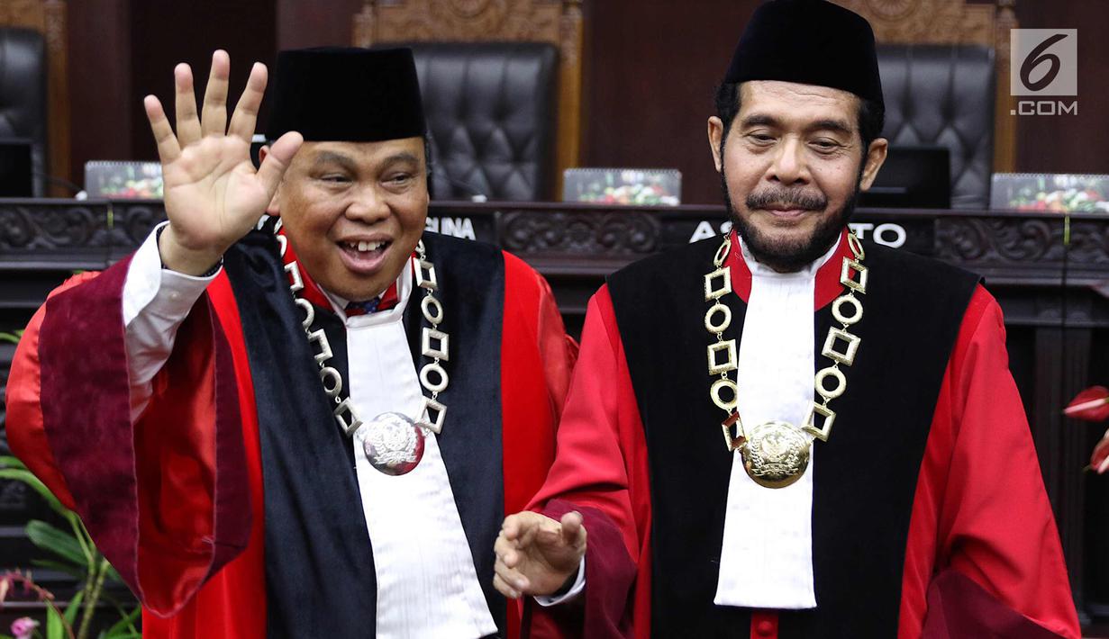 Ketua Mahkamah Konstitusi (MK) terpilih Anwar Usman (kanan) dan Hakim Konstitusi Arief Hidayat usai acara pengucapan sumpah jabatan Ketua dan Wakil Ketua MK di gedung MK, Jakarta, Senin (2/4). (Liputan6.com/Immanuel Antonius)
