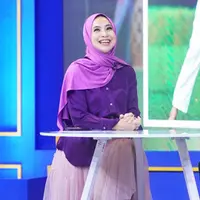 Feni Rose tampil dengan padu padan busana colorful atau ala cewek kue.