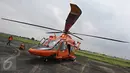 Helikopter AgustaWestland AW139 milik Basarnas bersiap melakukan uji terbang di Bandara Pondok Cabe, Tangerang Selatan, Senin (22/2). Sekadar informasi, harga 1 unit helikopter tipe AW139 adalah Rp200 miliar. (Liputan6.com/Immanuel Antonius)