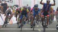 Pebalap Tabriz Petrochemical Team, Mehdi Sohrabi (kanan) menjuarai Etape 3 Tour de Singkarak 2015, Senin (5/10/2015). (Bola.com/Arief Bagus)
