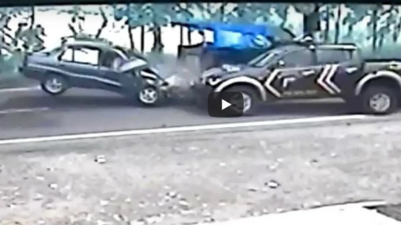 Tabrakan mobil polisi dan sedan (Youtube)
