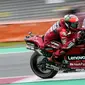 Sementara itu, pemuncak klasemen sementara MotoGP, Fabio Quartararo dua kali terjatuh. Pembalap asal Prancis itu sempat terlihat kesakitan sebelum kembali ke garasi Yamaha. (AP/Peter Dejong)