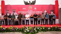 Presiden Konfederasi Serikat Pekerja Seluruh Indonesia (KSPSI) Andi Gani Nena Wea secara simbolis menyalurkan 3.200 paket sembako dari Kapolri