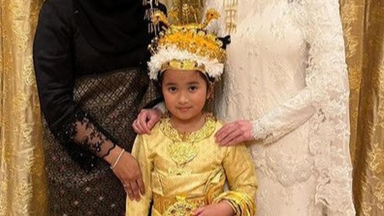 Anisha juga melibatkan keluarganya salam prosesi pernikahan. Ia mengajak keponakannya, Maryam untuk menjadi salah salah pengiring.
