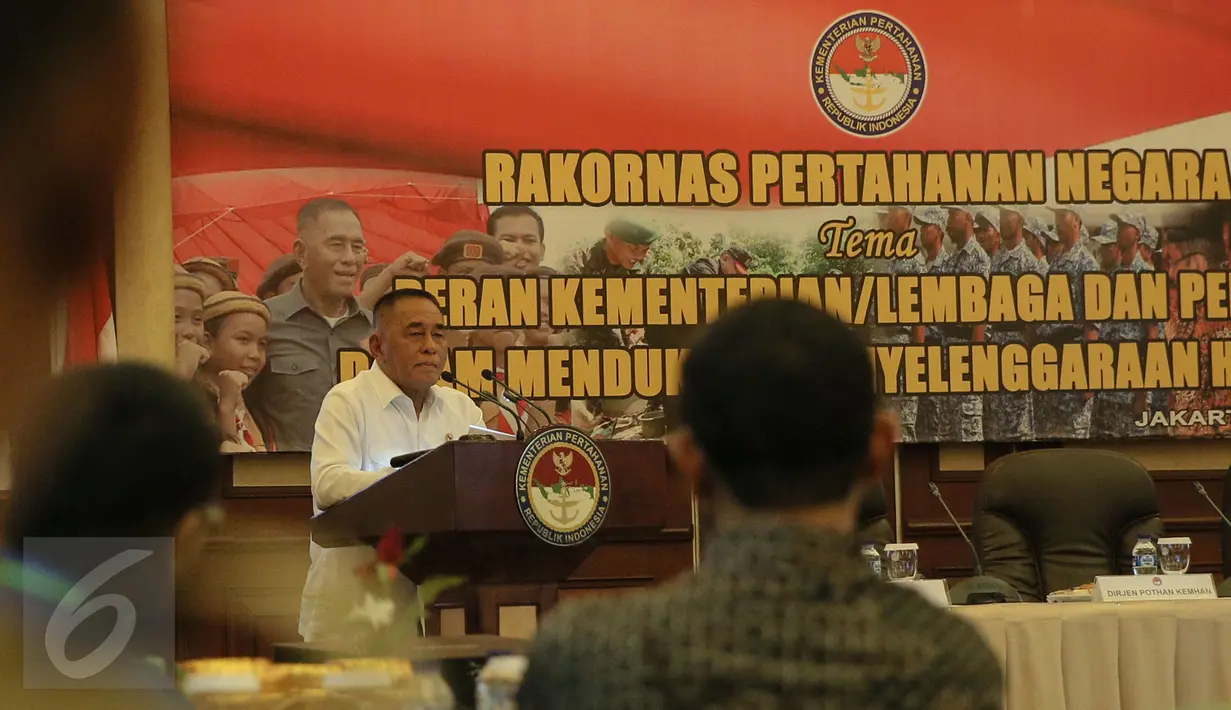 Menteri Pertahanan Ryamizard Ryacudu saat memberikan sambutan dalam Rakornas Pertahanan Negara di Jakarta, Kamis (3/12). Rakornas tersebut bertema Peran Kementerian/Lembaga dan Pemda dalam mendukung Penyelenggaraan Hanneg. (Liputan6.com/Faizal Fanani)