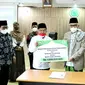 Sumbangan diserahkan Ketua DMI Pusat, Jusuf Kalla, kepada Ketua Majelis Ulama Indonesia (MUI) Pusat (Dewan Masjid Indonesia)