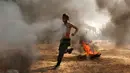 Seorang anak Palestina berlari saat mengambil bagian dalam latihan militer di sebuah kamp musim panas yang diselenggarakan oleh Islamic Jihad Movement di Khan Younis di Jalur Gaza selatan (13/7). (REUTERS/Ibraheem Abu Mustafa)