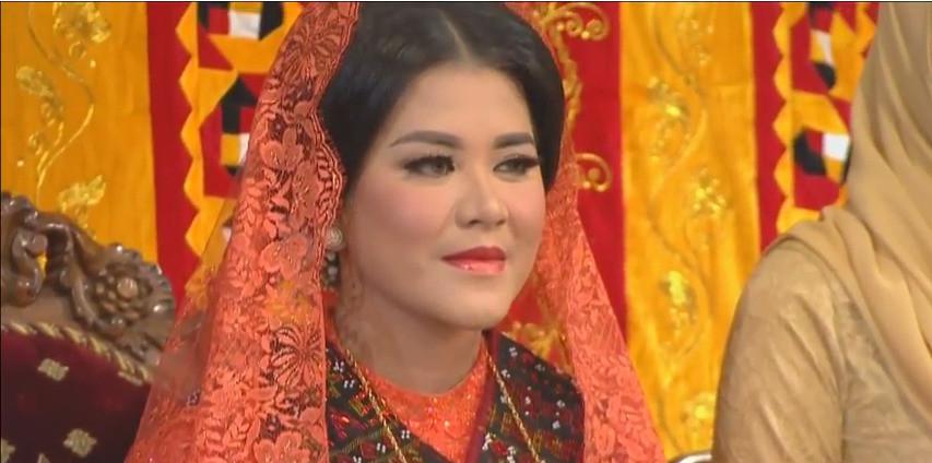 Berikut tampilan cantik Kahiyang Ayu dalam balutan busana adat Mandailing bernuansa jingga. (Foto: Dokumen Istimewa)