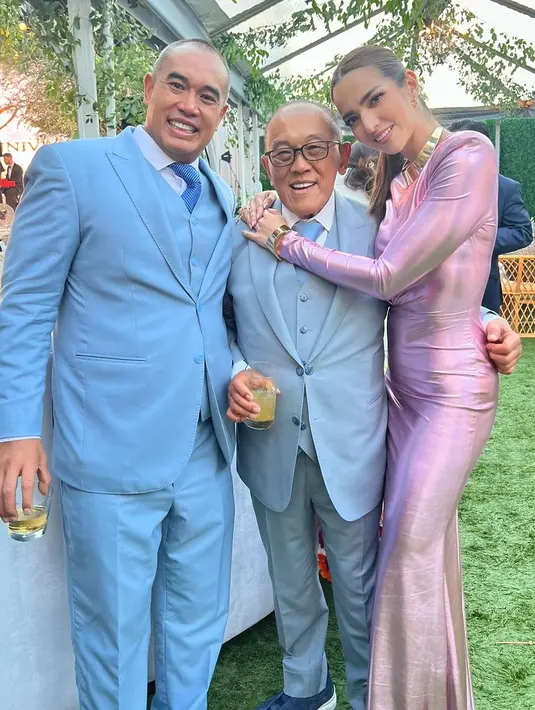 Nia tampil glamor dengan mermaid metallic dress berwarna merah muda rancangan desainer Wikiwu dan Nancy Wu. Penampilannya itu kemudian dilengkapi dengan beberapa aksesori seperti anting, kalung, dan gelang berwarna emas. [@ramadhaniabakrie]