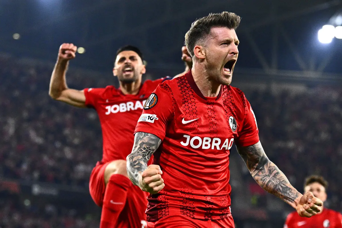 Foto: Suka Cita Para Pemain dan Suporter SC Freiburg saat Rayakan Keberhasilan Tembus ke Final Liga Europa 2025/2026