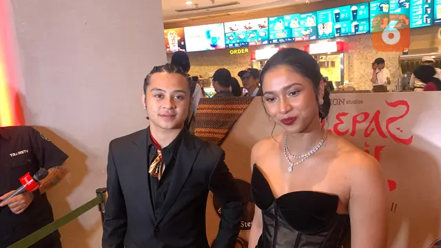Bastian Steel Pemeran Yudhis, Aghniny Haque pemeran saras di film Selepas Tahlil.