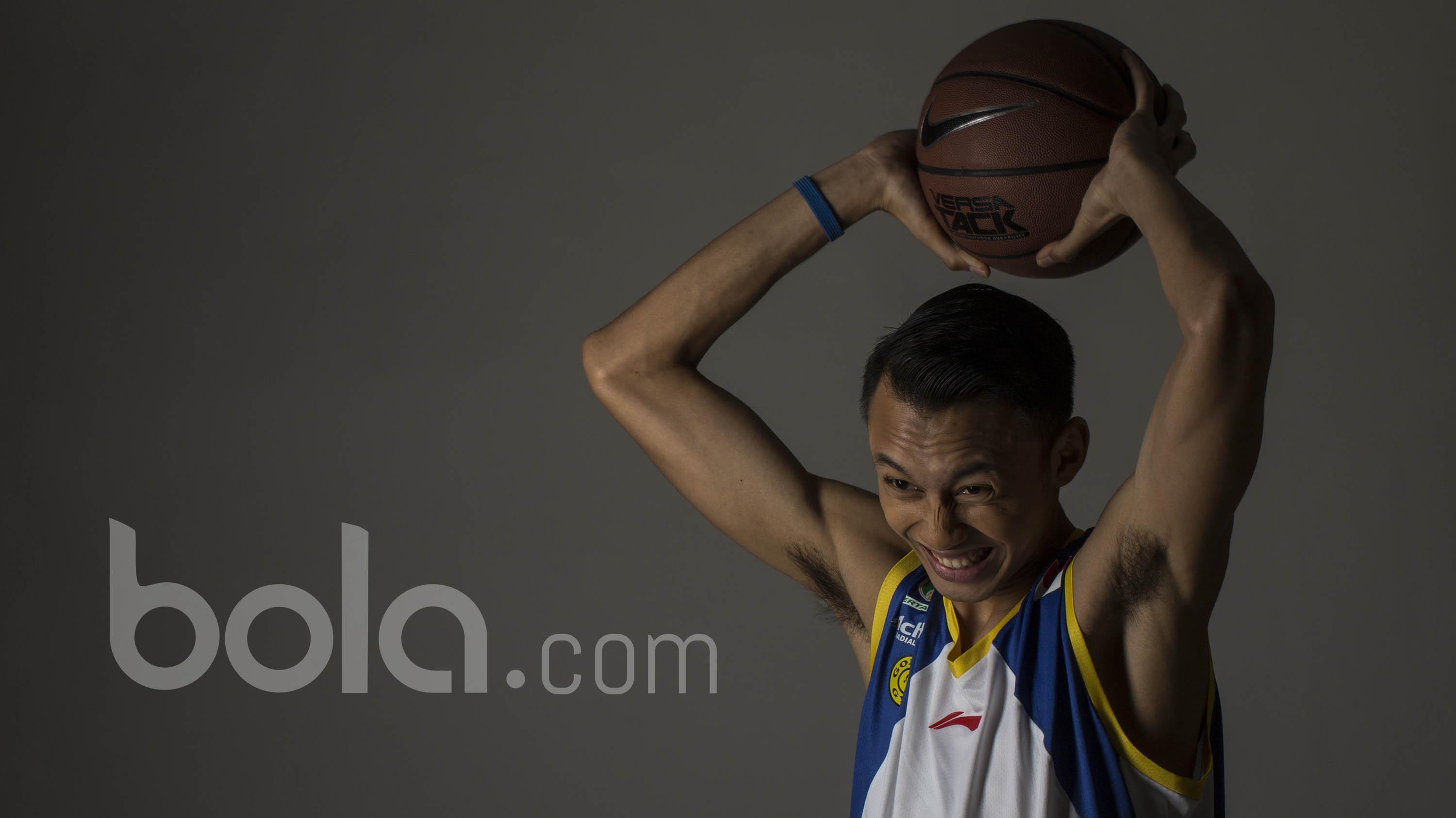 Pebasket Satria Muda Pertamina, Rizal Falconi, saat sesi pemotretan di Studio Bola.com, Jakarta, Minggu (2/4/2017). (Bola.com/Vitalis Yogi Trisna)