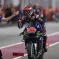 Fabio Quartararo mendapat selamat dari kru tim Yamaha usai menang MotoGP Doha, Senin (05/04/2021) dini hari WIB. (KARIM JAAFAR / AFP)