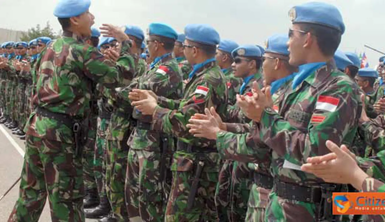 Citizen6, Lebanon: Wamenhan RI, Letjen TNI (Purn) Sjafrie Sjamsoeddin beserta Ibu Etty Sjafrie Samsoeddin melakukan kunjungan ke Markas Satgas Indonesian Battalion (Indobatt) di Adshit Al Qusayr UN POSN 7-1, Lebanon selatan, Kamis (7/4). (Pengirim: Badar)