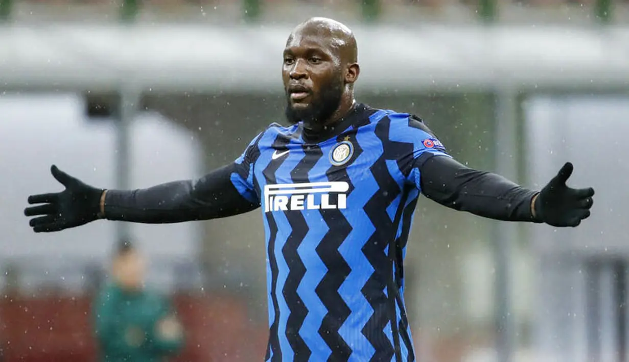 Striker Inter Milan, Romelu Lukaku, tampak kecewa usai bermain imbang melawan Shakhtar Donetsk pada laga Liga Champions di Stadion Giuseppe Meazza, Kamis (10/12/2020). Inter Milan gagal melaju ke babak 16 besar karena hanya menjadi juru kunci di grup B. (AP/Antonio Calanni)
